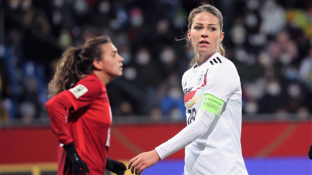 Melanie Leupolz steht bei einem Länderspiel für Deutschland gegen die Türkei auf dem Rasen.