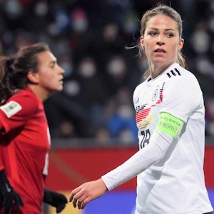 Melanie Leupolz steht bei einem Länderspiel für Deutschland gegen die Türkei auf dem Rasen.