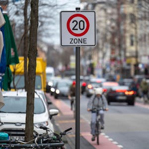 Ein Schild weist auf die Tempo-20-Zone auf der Venloer Straße hin.