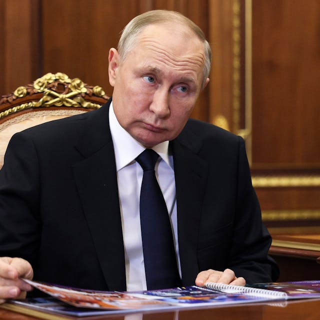 Der russische Präsident Wladimir Putin hört dem russischen Bildungsminister Sergej Krawzow während ihres Treffens in Moskau.