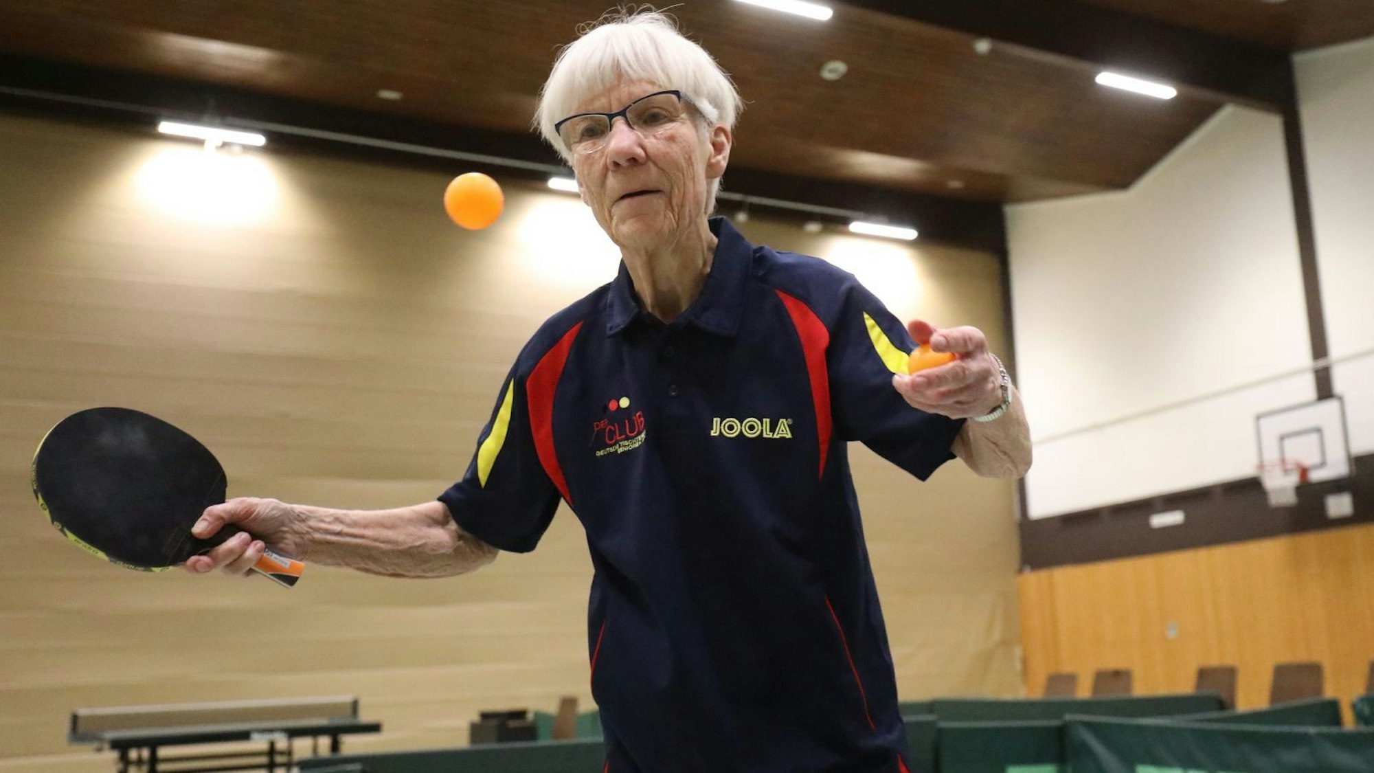 Heidi Wunner beim Tischtennisspielen in Sportkleidung mit Brille