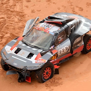 Der spanische Pilot Carlos Sainz muss nach einem Unfall bei der Rallye Dakar aufgeben.