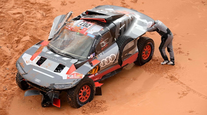 Der spanische Pilot Carlos Sainz muss nach einem Unfall bei der Rallye Dakar aufgeben.