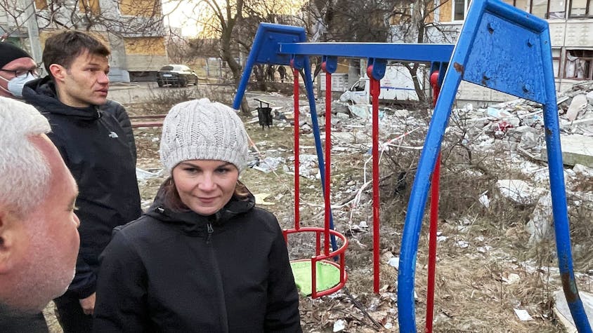 Außenministerin Annalena Baerbock (Bündnis 90/Die Grünen, r.) während ihrer Reise in die Ostukraine neben dem Bürgermeister von Charkiw, Ihor Terechow (l.)