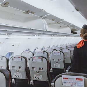Eine Stewardess in einer Passagierkabine.