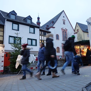 Menschen gehen an einer Absperrbake in Bad Münstereifel vorbei.