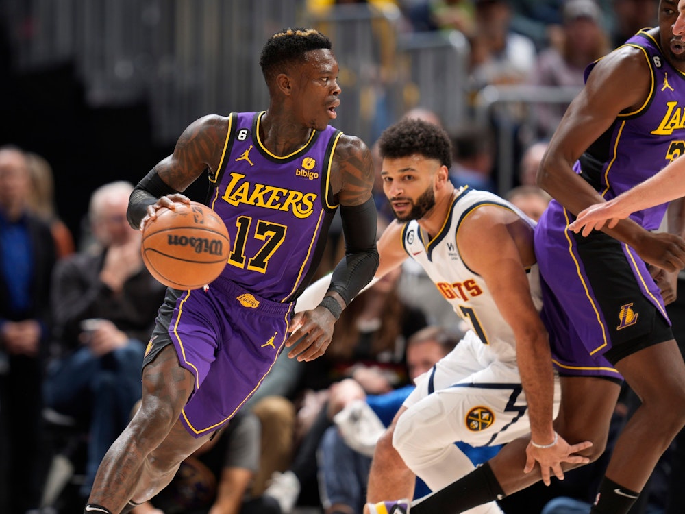 Los Angeles Lakers-Guard Dennis Schröder (l) zieht an Denver Nuggets-Guard Jamal Murray vorbei zum Korb.