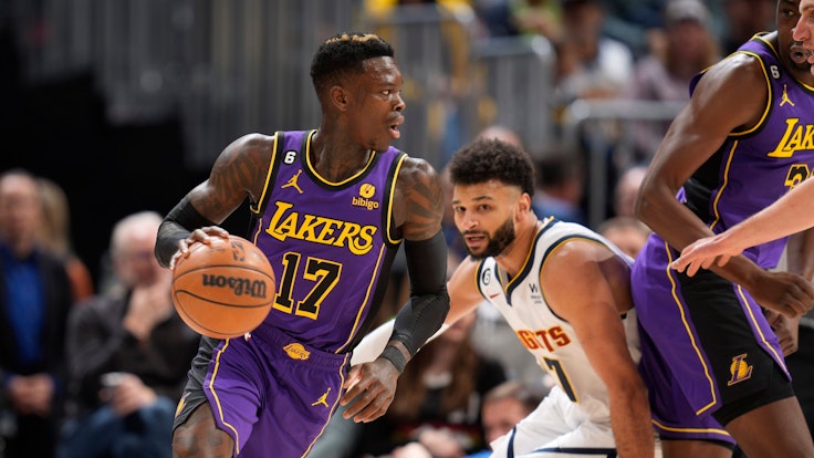 Los Angeles Lakers-Guard Dennis Schröder (l) zieht an Denver Nuggets-Guard Jamal Murray vorbei zum Korb.