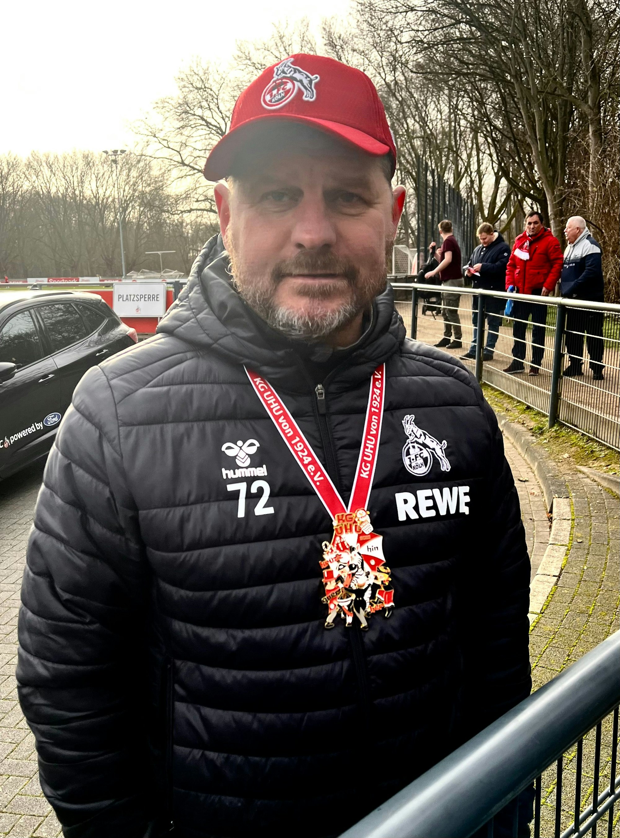 Steffen Baumgart, Trainer des 1. FC Köln, hat einen Orden von der Dellbrücker Karnevalsgesellschaft UHU von 1924 e.V. erhalten.