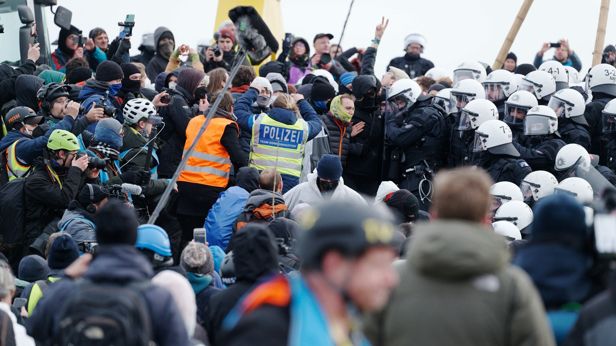 Polizei und Klimaschutzaktivisten geraten am Rand von Lützerath aneinander.