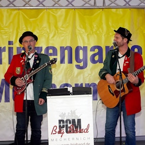 Die zwei Musiker mit ihren Gitarren auf der Bühne.