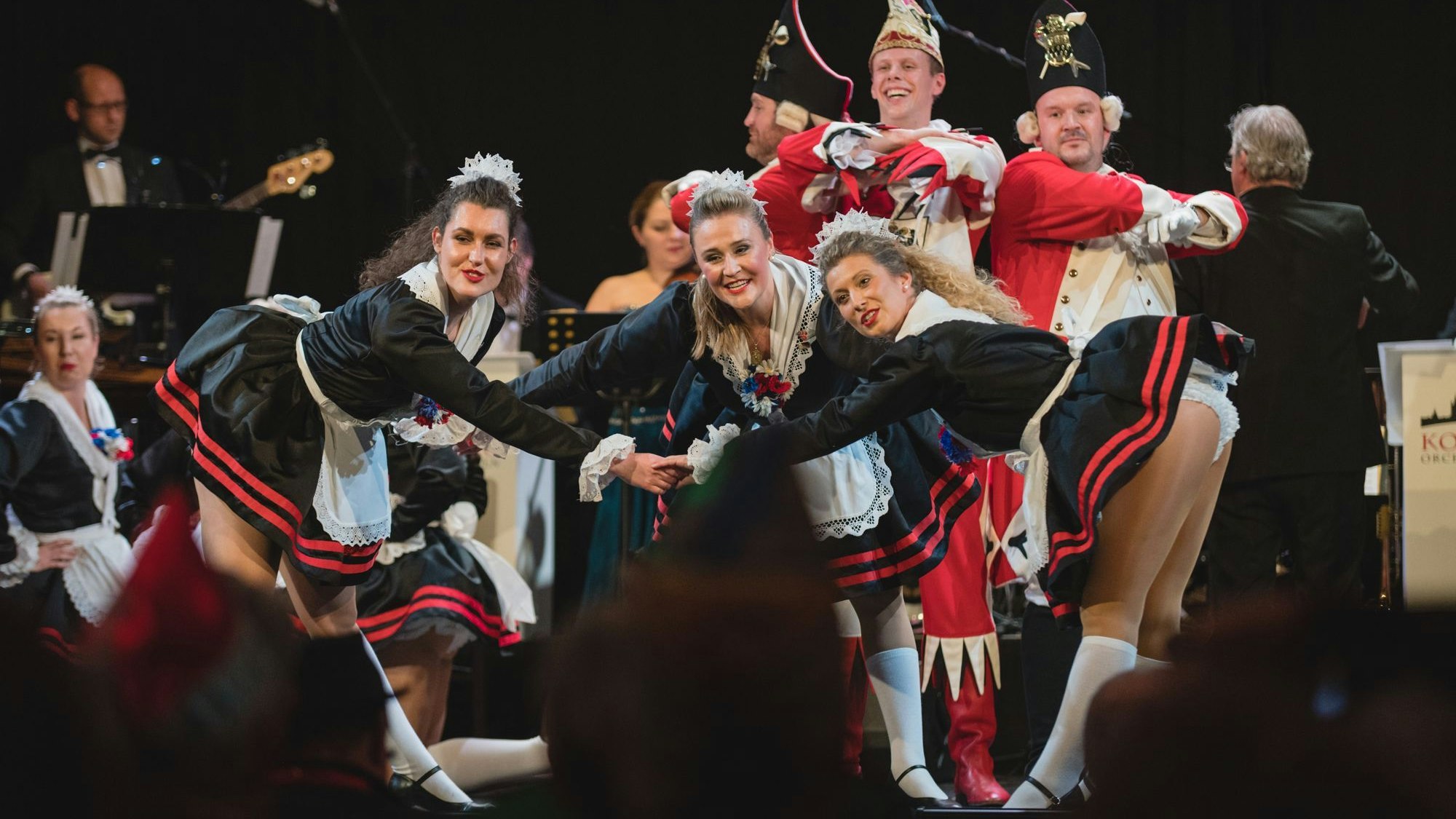 Die Tanzgruppe der Helligen Knäächte un Mädgde bei ihrem Auftritt in der Volksbühne.