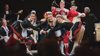 Die Tanzgruppe der Helligen Knäächte un Mädgde bei ihrem Auftritt in der Volksbühne.