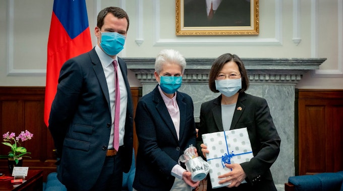 Auf diesem vom taiwanesischen Präsidialamt veröffentlichten Foto ist Taiwans Präsidentin Tsai Ing-wen (rechts) zu sehen sowie Johannes Vogel (links), stellvertretender Vorsitzender der FDP, sowie Marie-Agnes Strack-Zimmermann (FDP), Vorsitzende des Verteidigungsausschusses des Deutschen Bundestages.