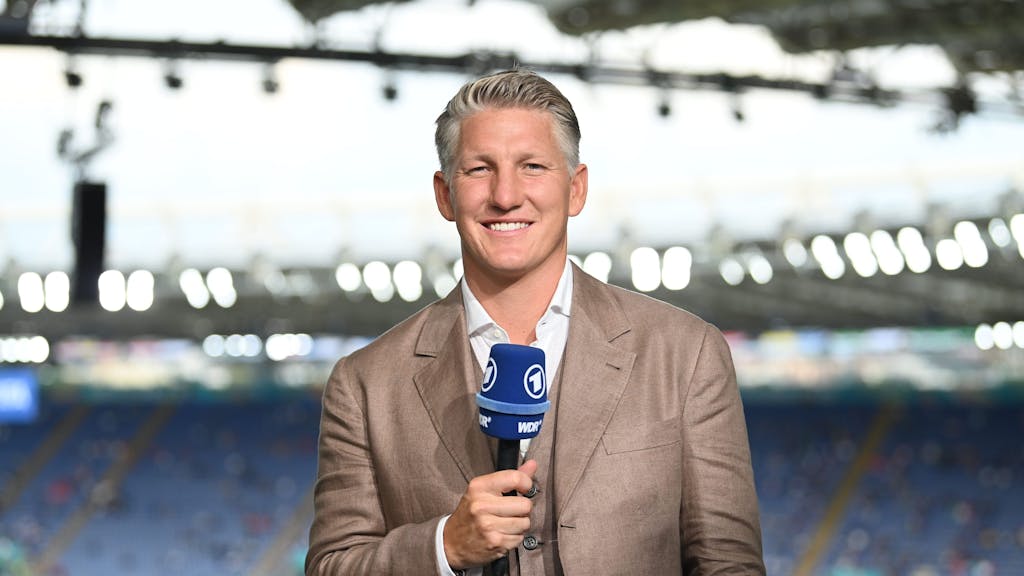 Bastian Schweinsteiger steht als TV-Experte der ARD im Stadion.&nbsp;