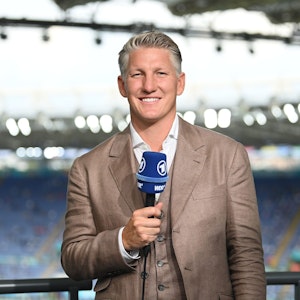 Bastian Schweinsteiger steht als TV-Experte der ARD im Stadion.