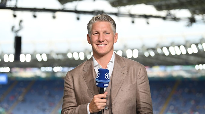 Bastian Schweinsteiger steht als TV-Experte der ARD im Stadion.&nbsp;