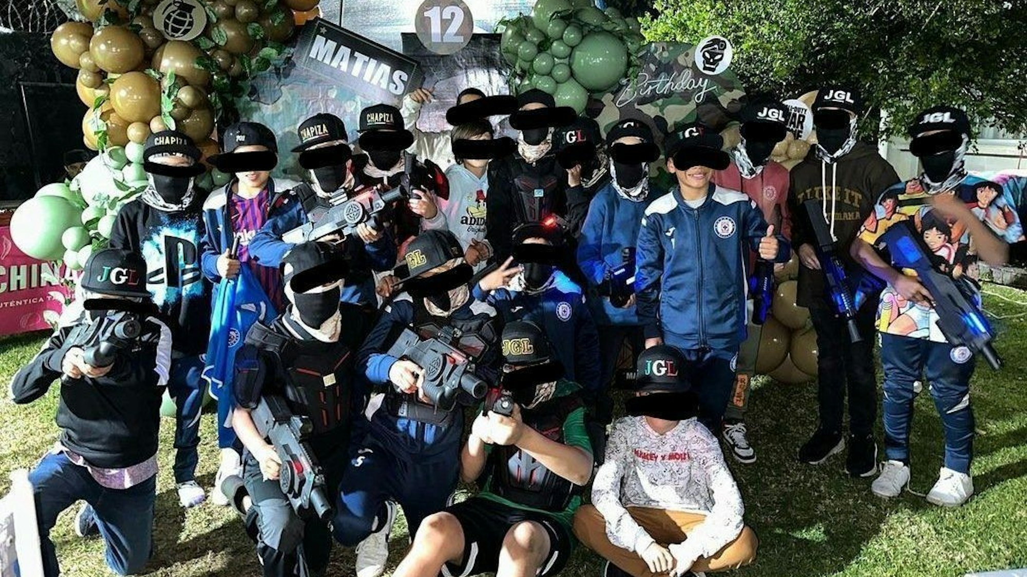 Die Gäste eines Kindergeburtstags, der für reichlich Kritik und einen Shitstorm gesorgt hat, posieren auf einem Gruppenfoto.
