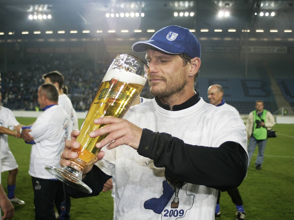 Steffen Baumgart trinkt Bier.