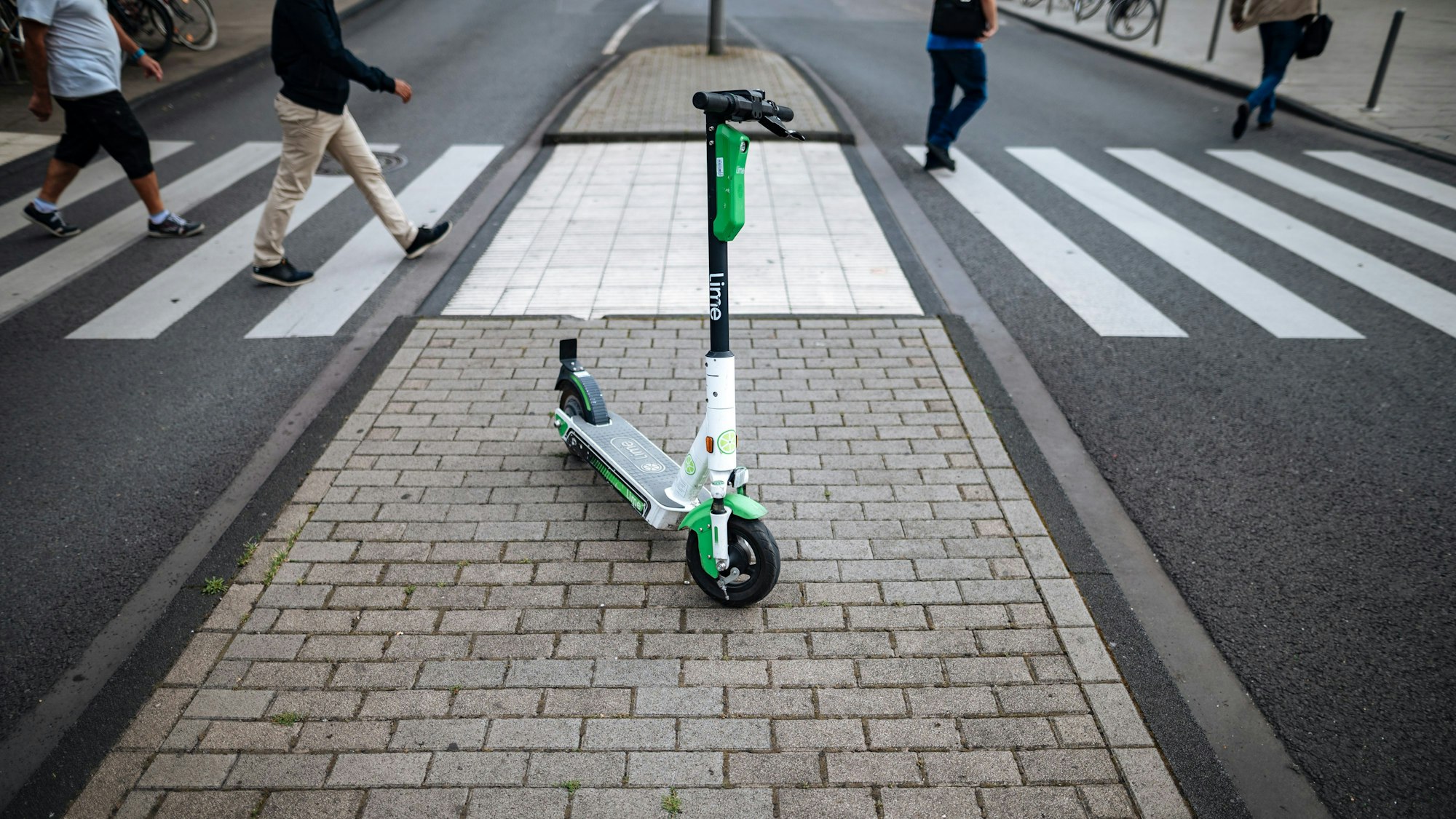 Ein E-Scooter steht in Köln auf einem Gehweg.