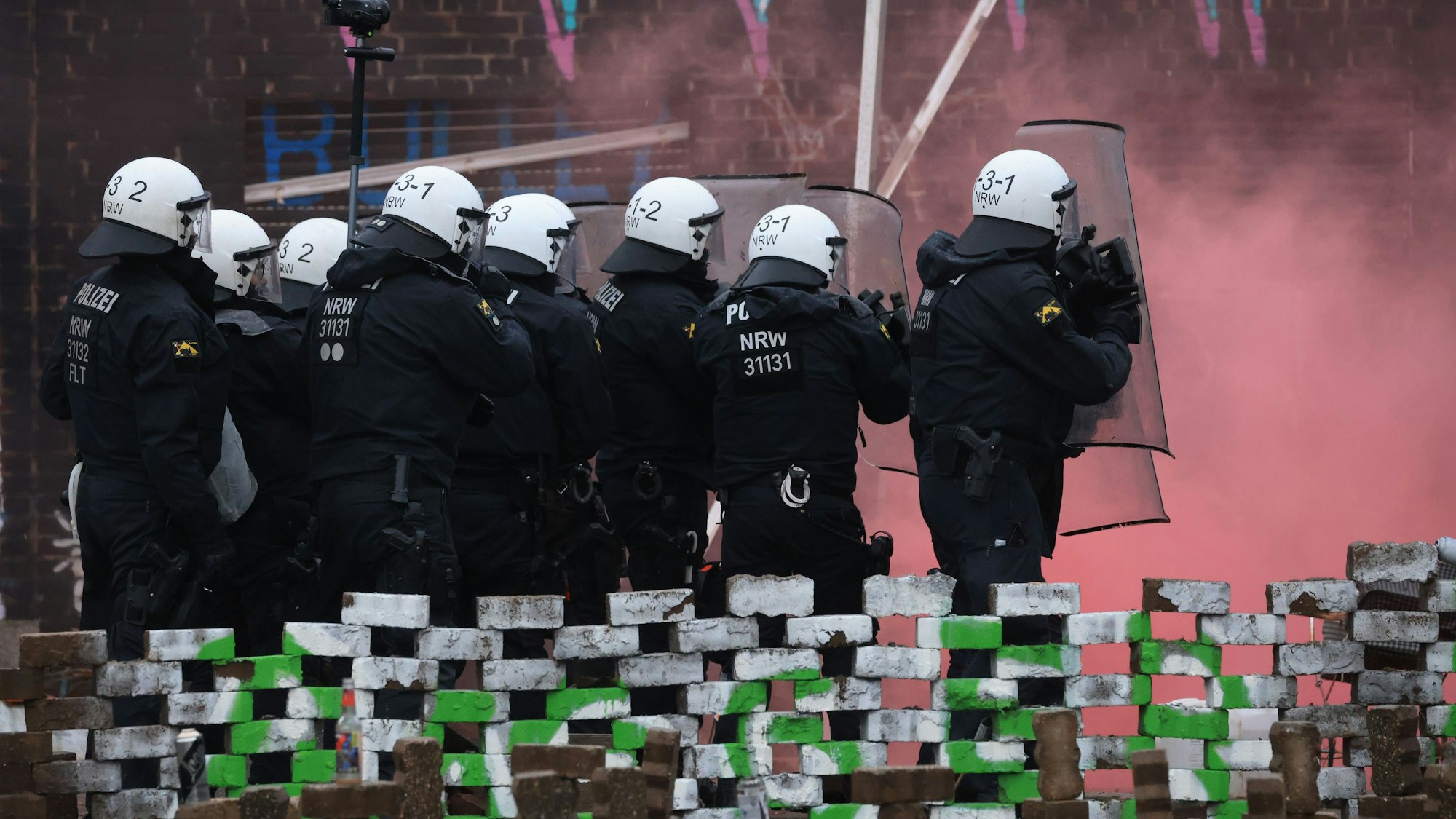 Polizisten rücken in den von Klimaaktivisten besetzten Braunkohleort Lützerath vor.