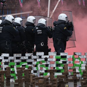 Polizisten rücken in den von Klimaaktivisten besetzten Braunkohleort Lützerath vor.&nbsp;