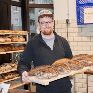 Bäckermeister Alexander Onash hinter der Ladentheke des Prôt-Kontors an der Dürener Straße.