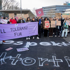 Etwa 250 Menschen demonstrieren auf dem Albertus-Magnus-Platz an der Uni Köln gegen sexualisierte Gewalt und halten Plakate in die Höhe.




