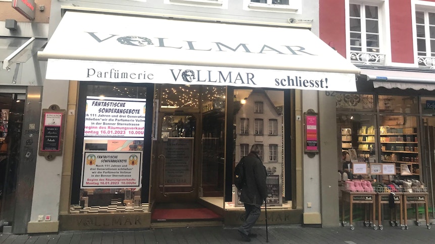 In dem Schaufenster der Bonner Parfümerie Vollmar weisen Plakate auf den Räumungsverkauf hin.