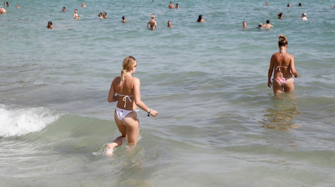 Badegäste auf Mallorca.