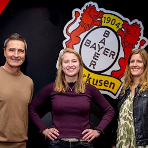 Jessie van den Broeck (Mitte) mit Linda Schöttler (Managerin Frauenfußball) und Achim Feifel (Sportlicher Leiter)