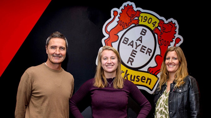 Jessie van den Broeck (Mitte) mit Linda Schöttler (Managerin Frauenfußball) und Achim Feifel (Sportlicher Leiter)
