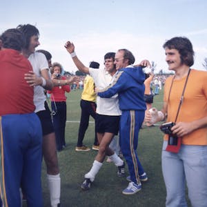 Nach dem Hockeyfinale der Olympischen Spiele 1972 in München jubelt Bundestrainer Werner Delmes aus Köln mit seinen Spielern, die Pakistan im Finale besiegt haben.&nbsp;