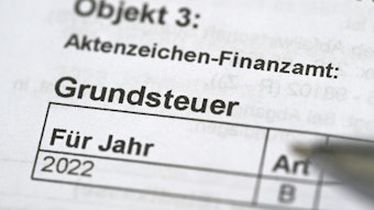 ARCHIV - 13.09.2022, Baden-Württemberg, Stuttgart: Das Wort Grundsteuer auf einem Bescheid für die Grundsteuer. Die Abgabefrist für die Grundsteuererklärung wird bundesweit einmalig von Ende Oktober bis Ende Januar 2023 verlängert.