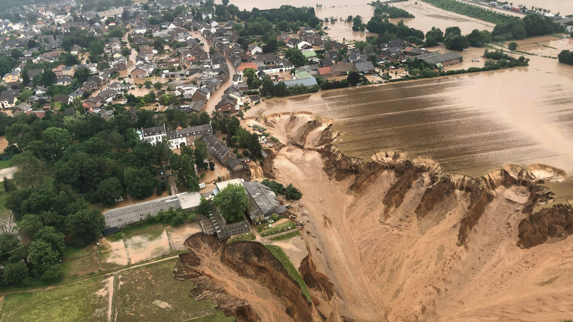 Ein Foto zeigt Überschwemmungen in Erftstadt-Blessem. Die Kiesgrube in Erftstadt-Blessem, neben der sich bei der Hochwasserkatastrophe im Juli vergangenen Jahres ein Krater gebildet hatte, wurde stillgelegt.