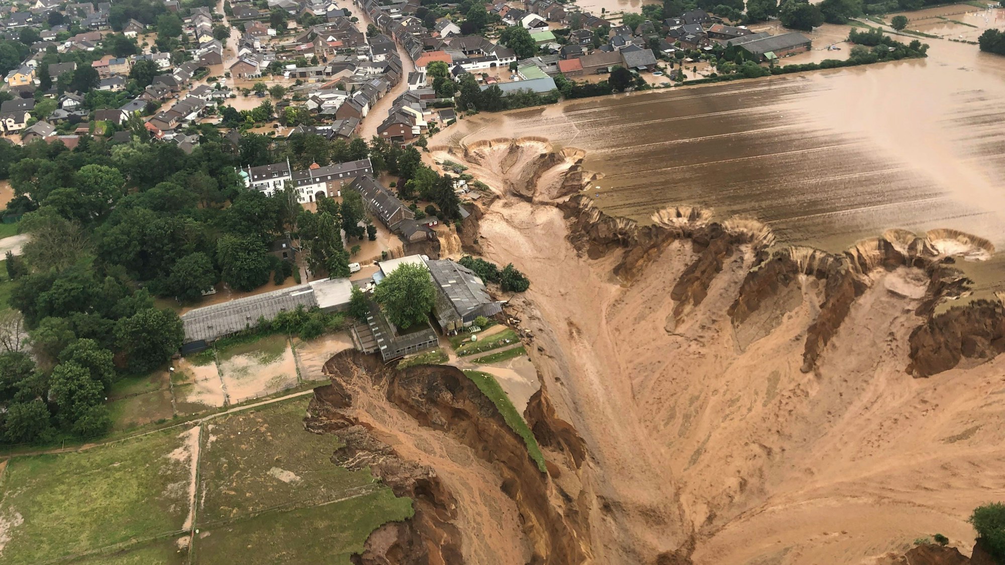 Das Gelände neben der Kiesgrube in Erftstadt-Blessem, neben der sich bei der Hochwasserkatastrophe ein Krater gebildet hatte, Mitte Juli 2021 aus der Luft