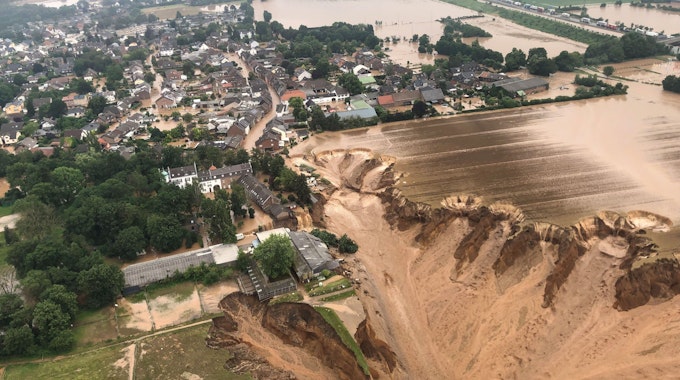 Ein Foto zeigt Überschwemmungen in Erftstadt-Blessem. Die Kiesgrube in Erftstadt-Blessem, neben der sich bei der Hochwasserkatastrophe im Juli vergangenen Jahres ein Krater gebildet hatte, wurde stillgelegt.&nbsp;