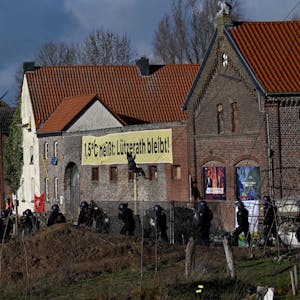 Polizisten räumen das Dorf Lützerath.