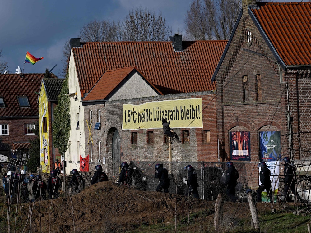Die Polizei rückt zu einem besetzten Haus in Lützerath vor.