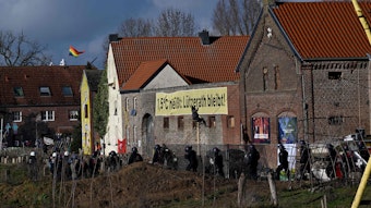 Die Polizei rückt zu einem besetzten Haus in Lützerath vor.