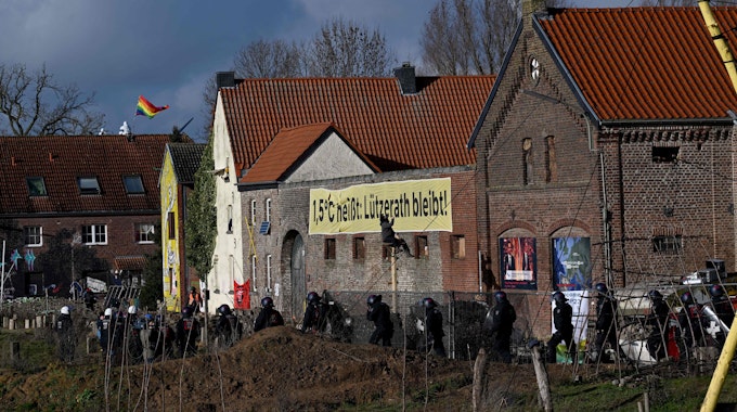 Polizisten räumen das Dorf Lützerath.