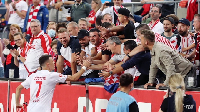 Dejan Ljubicic (1. FC Köln) feierte nach dem Spiel bei den Fans