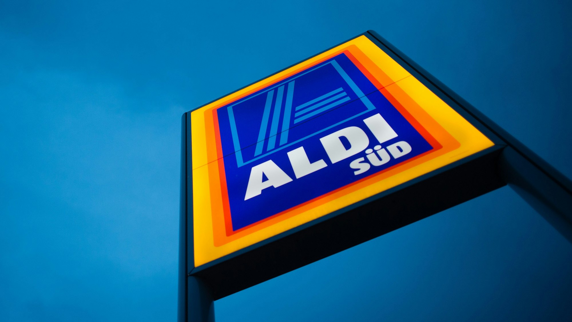 Das Logo von Aldi Süd ist am 13. Juni 2016 an einer Filiale in München (Bayern) zu sehen.