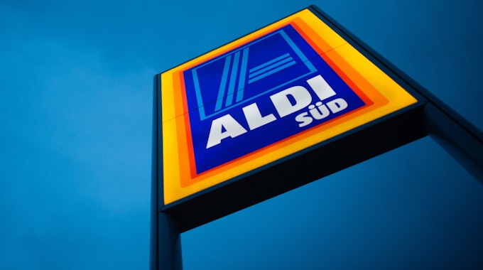 Das Logo von Aldi Süd ist am 13.06.2016 an einer Filiale in München (Bayern) zu sehen.