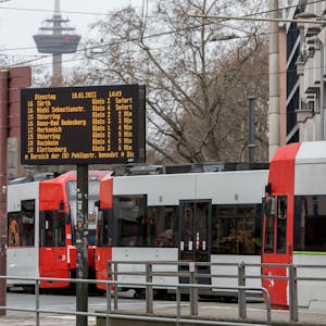 10.01.2023, Köln: Die Kölner Verkehrsbetriebe (KVB).
Haltestelle Barbarossaplatz.

Foto: Michael Bause




