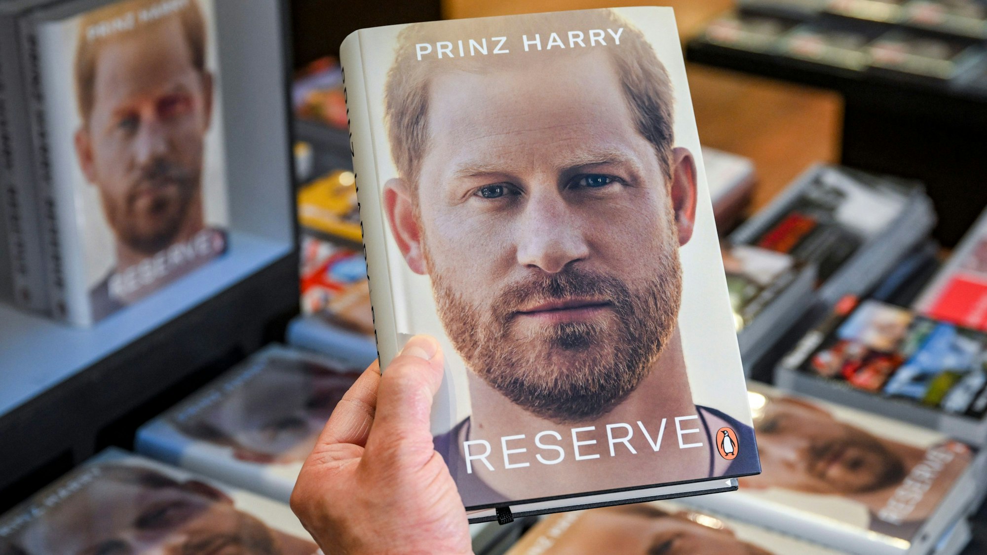 Die Biografie von Prinz Harry, „Spare“, liegt im Kulturkaufhaus Dussmann zum Verkauf bereit.