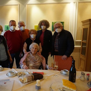 Margareta Kuhr (Mitte), hier im AWO-Altenzentrum im Januar 2023, wird 100 Jahre alt und feiert den Geburtstag im Kreis der Familie.