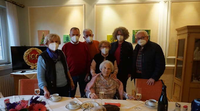 Margareta Kuhr (Mitte), hier im AWO-Altenzentrum im Januar 2023, wird 100 Jahre alt und feiert den Geburtstag im Kreis der Familie.