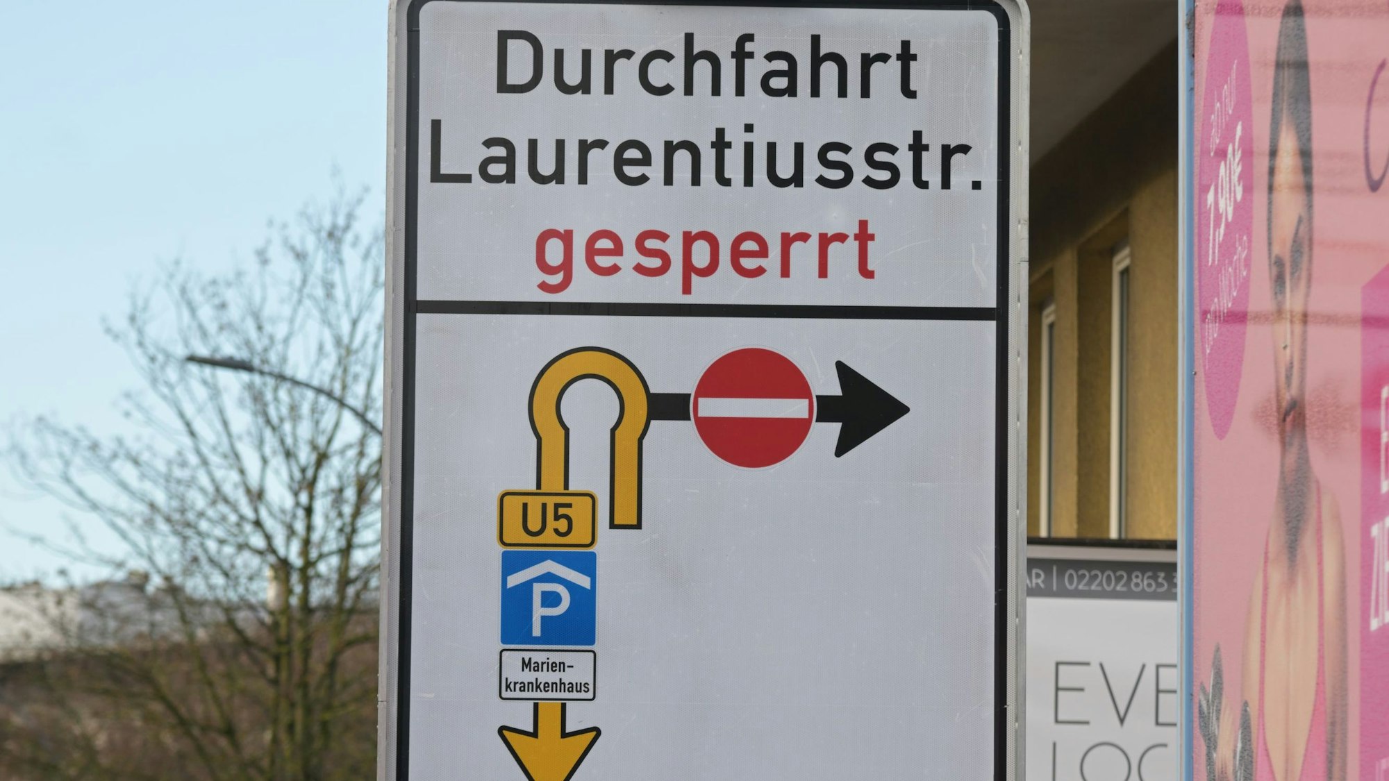 Die Straßenschilder zur Sperrung der Laurentiusstraße sind aufgestellt