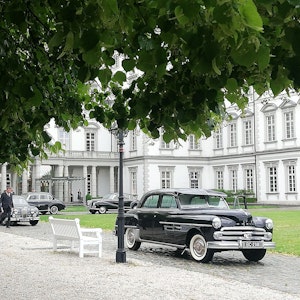 Limousinen und Komparsen in Uniformen im barocken Schlosshof von Schloss Bensberg.